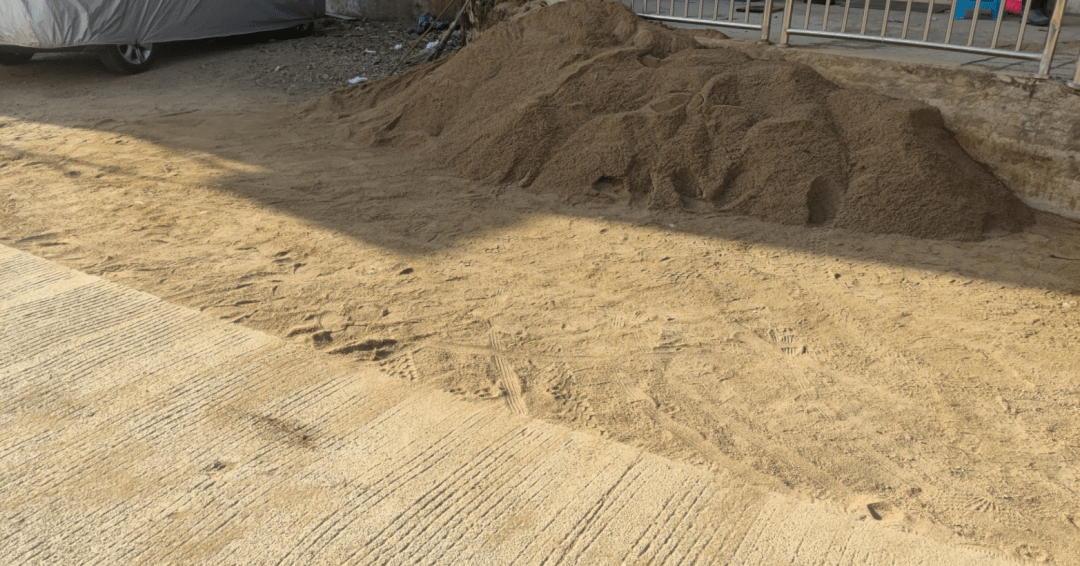 一知情人告诉记者,这些河沙是一村民堆放的,而采沙地点就在村子旁的琴