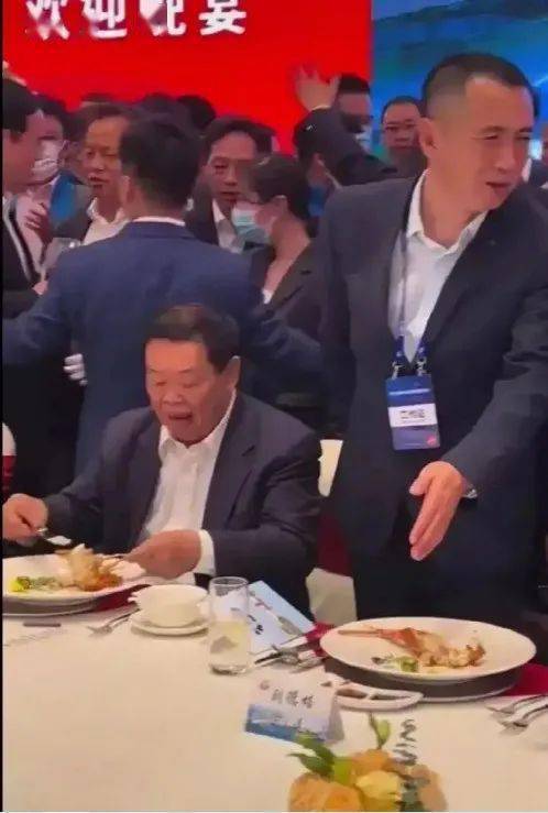 苏芒|曹德旺一张饭局私照流出，打脸多少人：你以为的人脉，都是假的