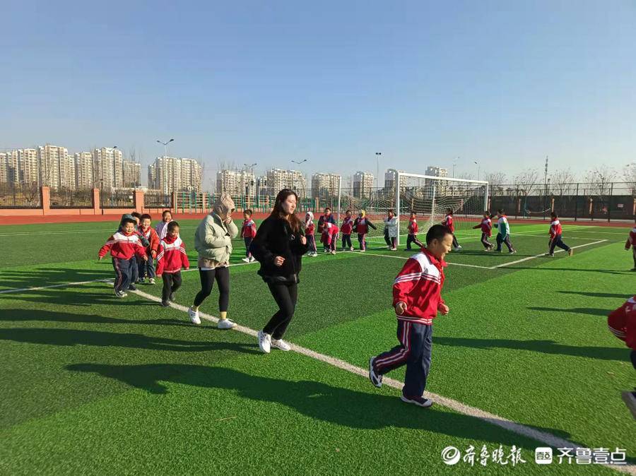 东营区文苑学校开展师生同上阳光大课间活动