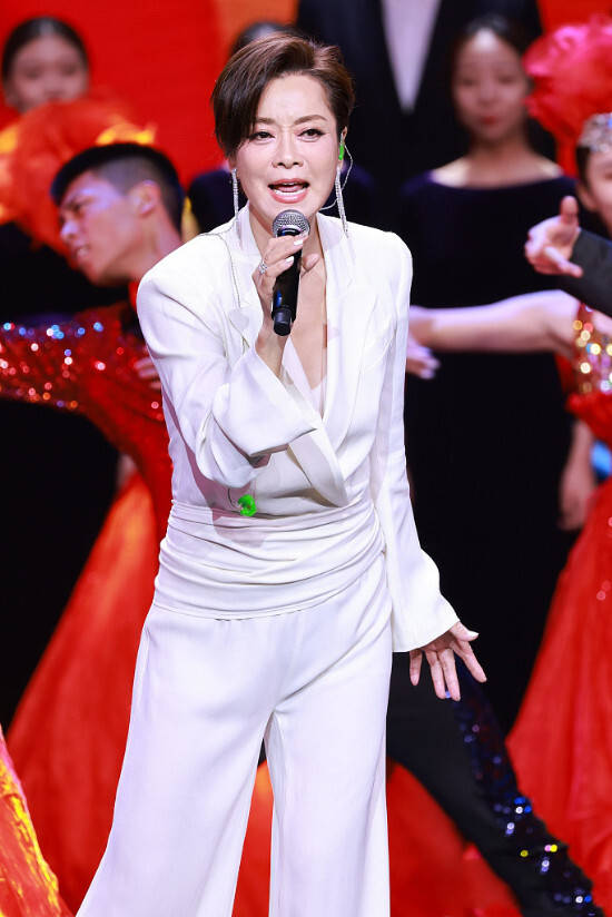 57岁毛阿敏近照曝光,端庄优雅容颜未改,登台演唱气场十足_耳坠_活动