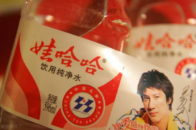 我们欠她一个道歉,娃哈哈换代言人曾备受质疑