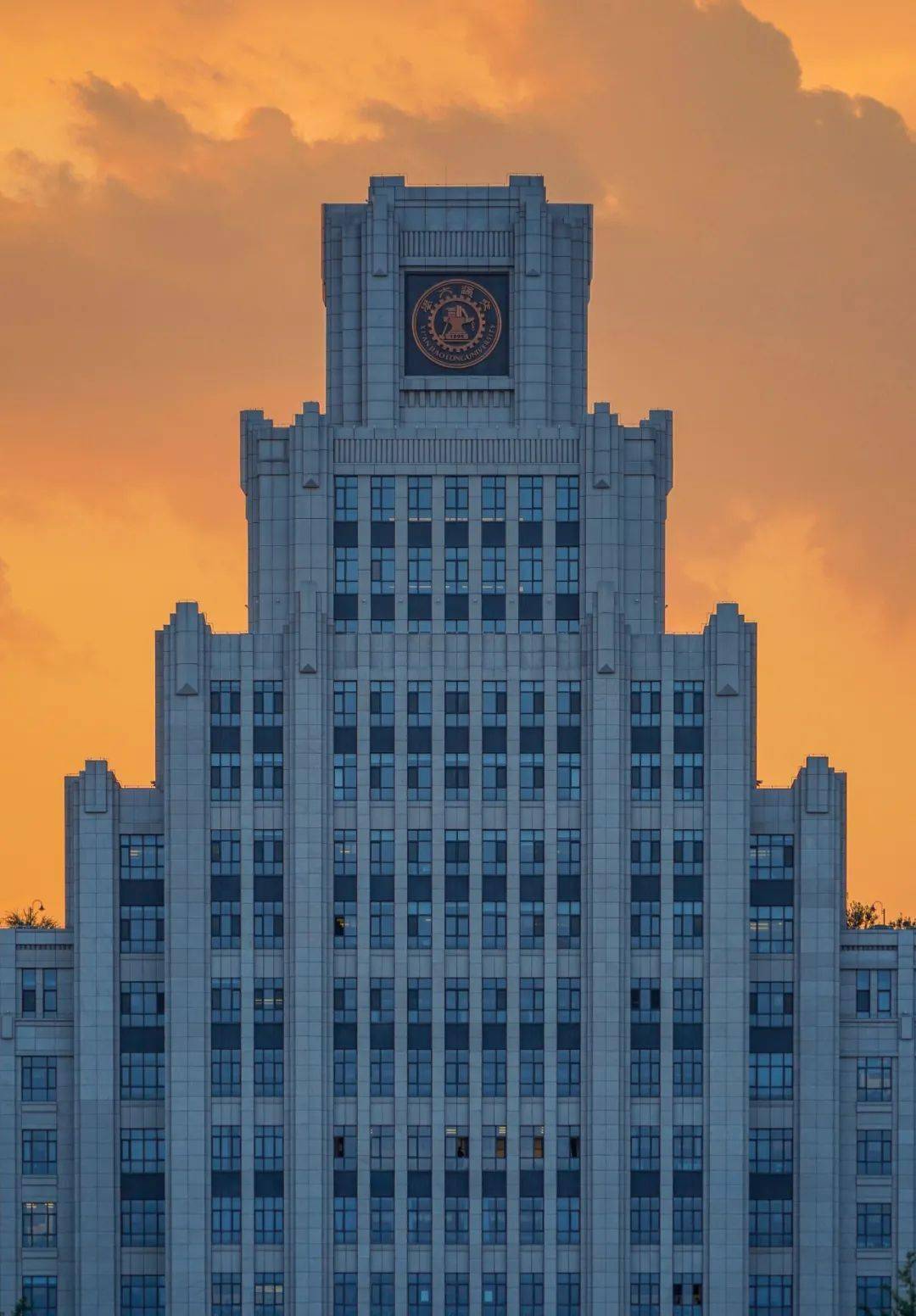 一轮明月穿梭于几朵飘渺的云之间,醇厚的月光就这样透过云层,给涵英楼