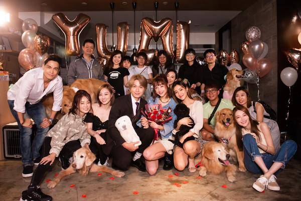 没想到一进去了才发现原来是求婚现场,两人的好友詹子晴,gino,夏语心