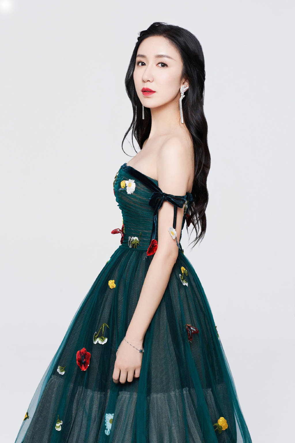 被娄艺潇美到了,穿墨绿色轻纱裙秀香肩锁骨,肌肤嫩得像豆腐一样_礼服