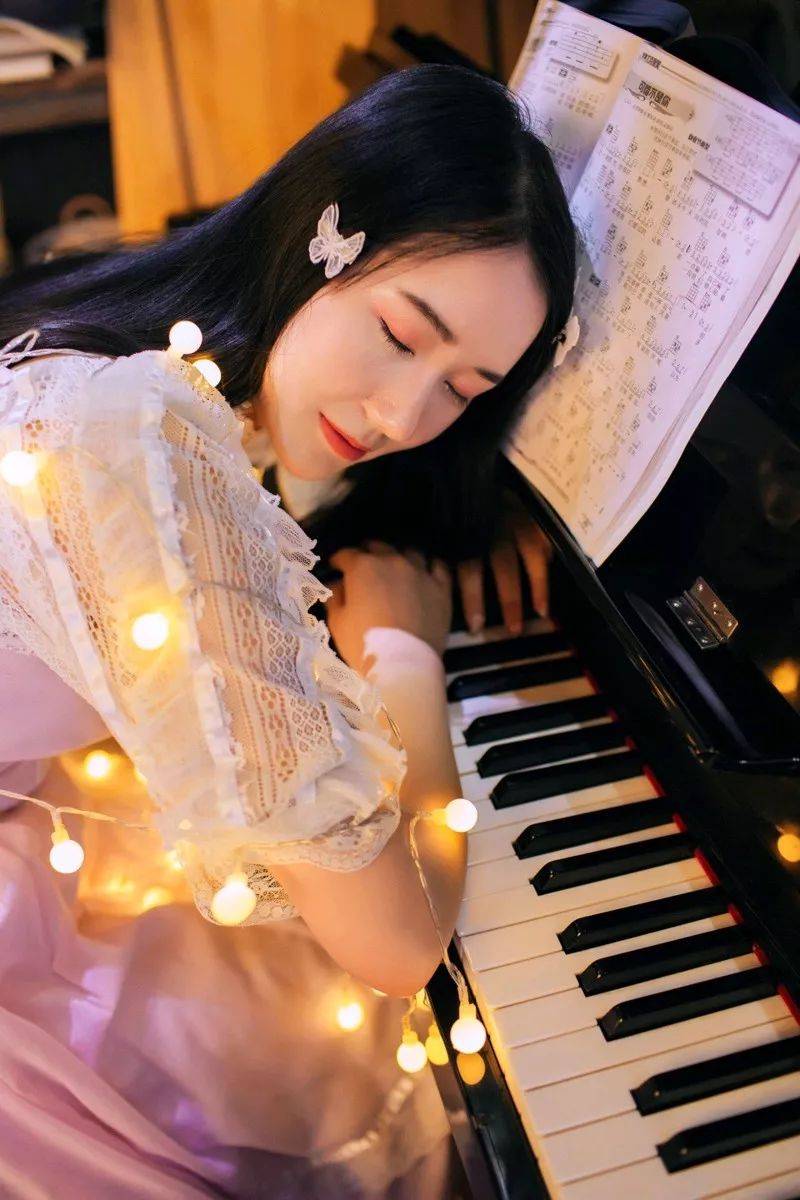 弹钢琴的女孩唯美图片