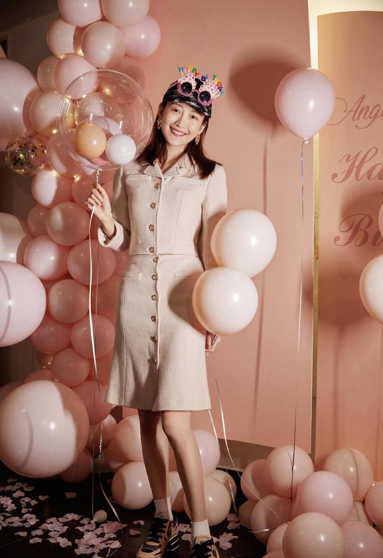 王鸥身材比例出众,穿淡粉色套装高挑纤瘦,气质感完全不输超模!