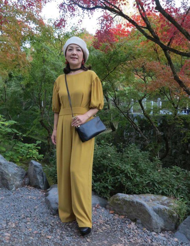 儿时女神又上线61岁小鹿纯子连体裤配贝雷帽依然光彩照人