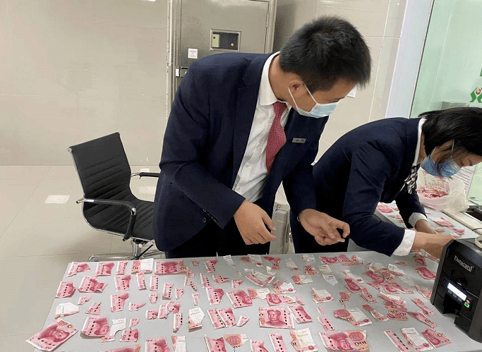 他们一块块拼图_银行_青年_人民币