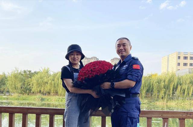 曙光救援队创办人:为救援事业卖两套房,妻子患癌却婉拒捐助_王刚_红豆_新闻