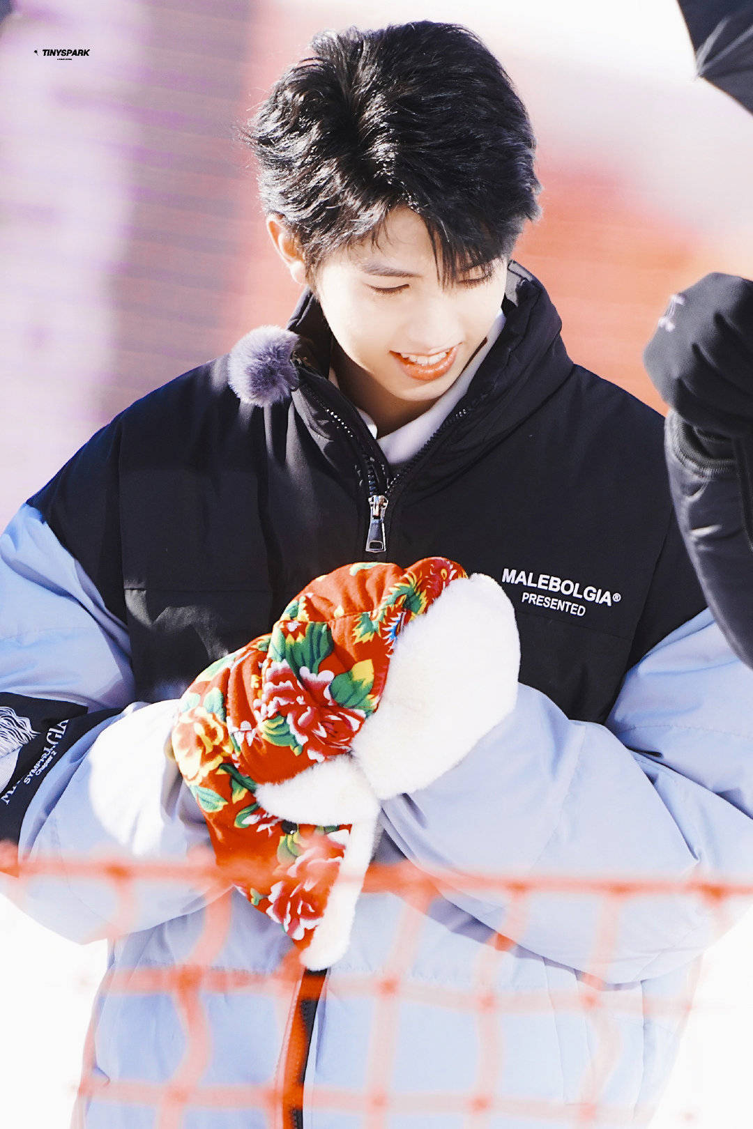 林墨综艺节目录制路透饭拍今日份是穿着灿烂黄色的墨墨