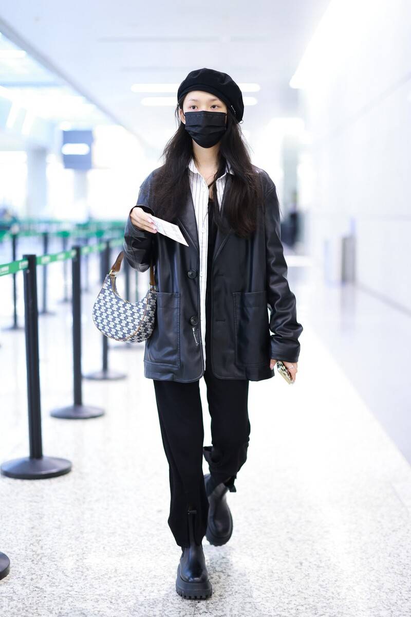 林允穿黑色皮衣搭配黑色长裤走路带风太酷了