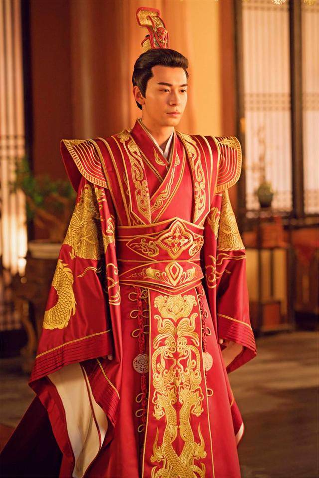 东宫太子现身陈星旭拼接西装时髦潇洒身高186标准的衣架子