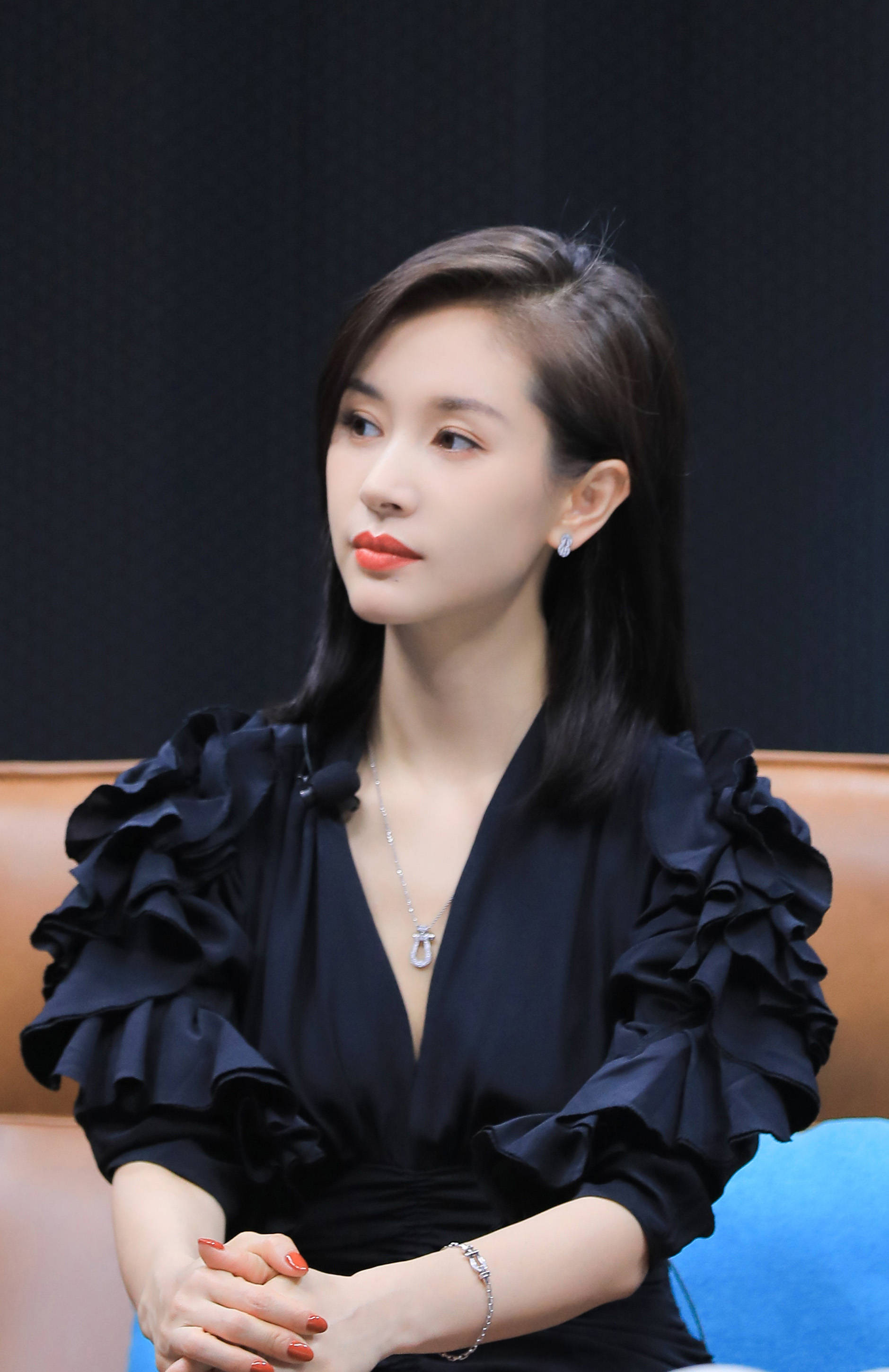 王子文身着小黑裙造型淑女又优雅