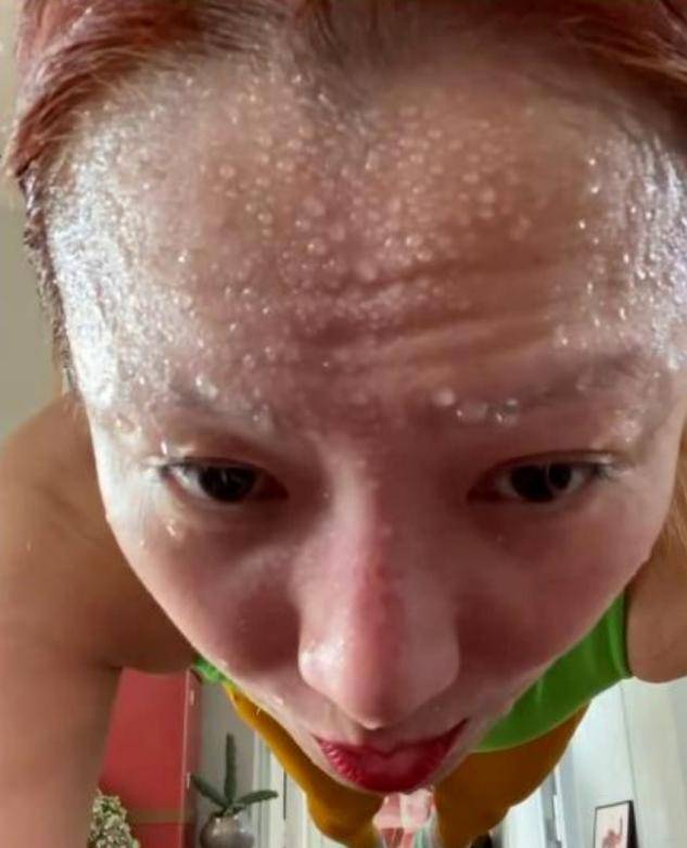 48岁郑秀文难掩丧父之痛,极端运动暴汗引担忧,脸色惨白老十岁_许志安