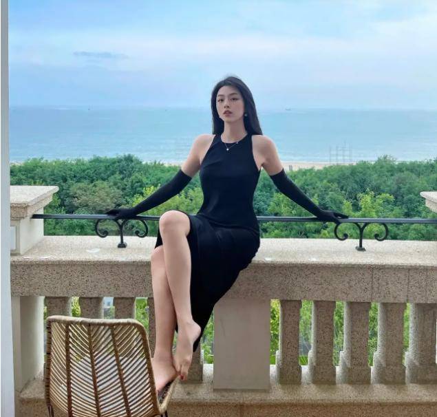 世界小姐冠军余薇薇气质好超模身材令人慕美得让人心动