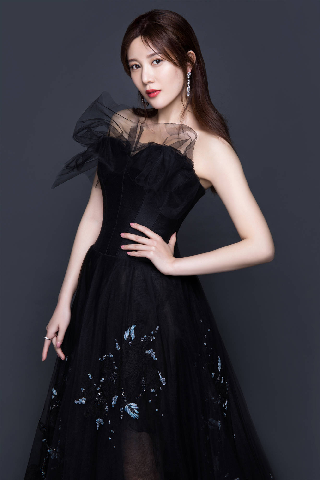 邬靖靖生日福利发放 黑裙优雅白到发光_可塑性_双腿_纱裙
