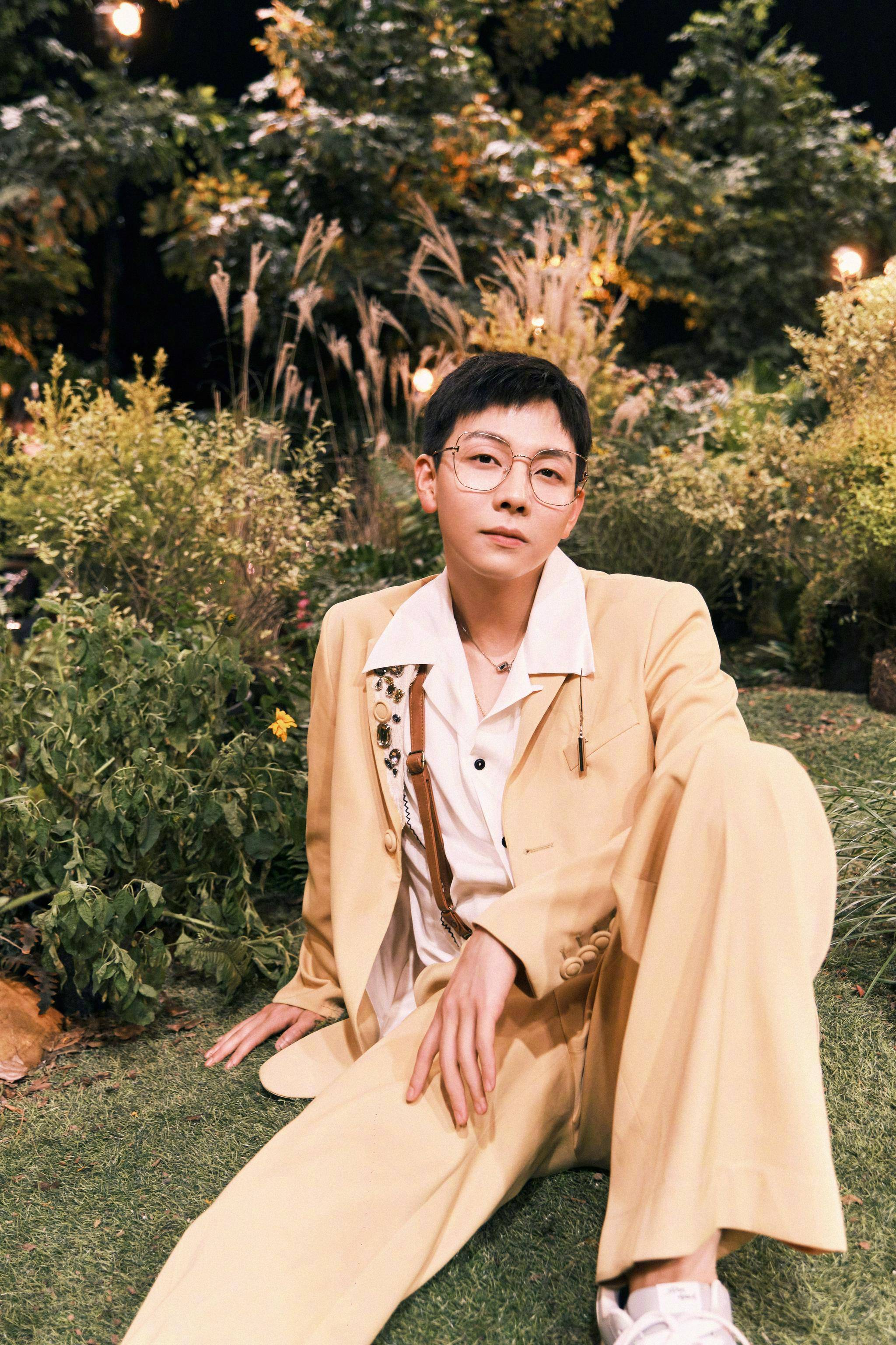 胡夏加盟一身鹅黄色休闲西装内搭白色衬衣置身森林小屋中