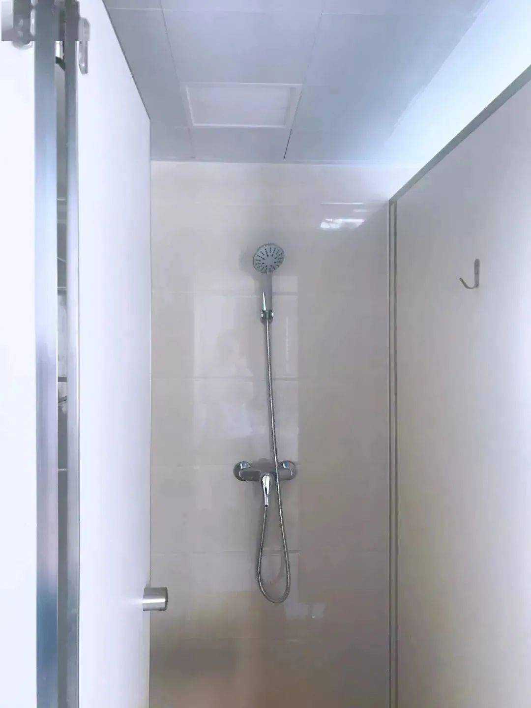 的阳台,还有自带补光镜的双人大洗手台 拖把池,独立卫生间 独立浴室