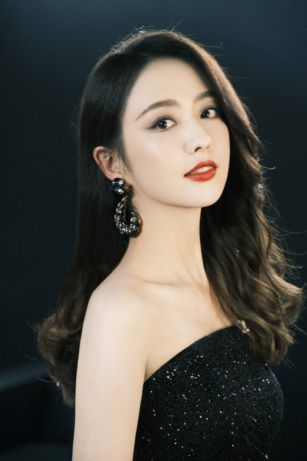 佟丽娅一袭黑色开叉鱼尾裙 搭配微卷长发婉约大气_长裙_评价_美女