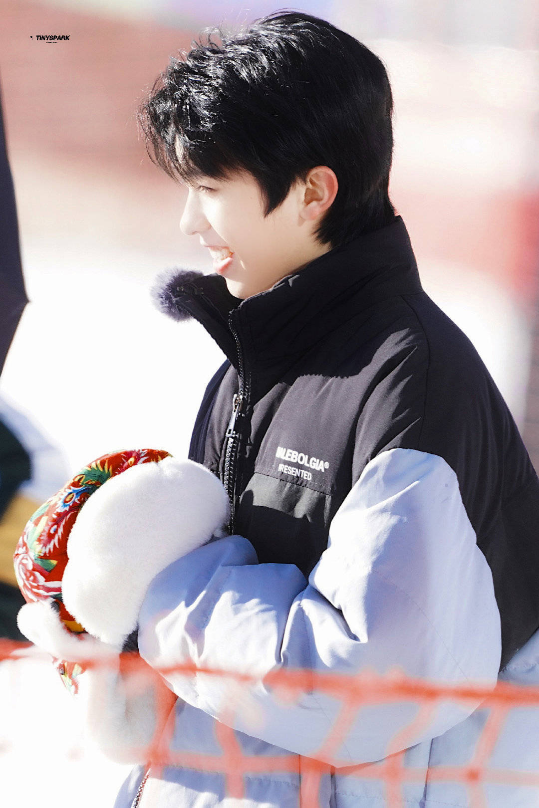 林墨综艺节目录制路透饭拍今日份是穿着灿烂黄色的墨墨