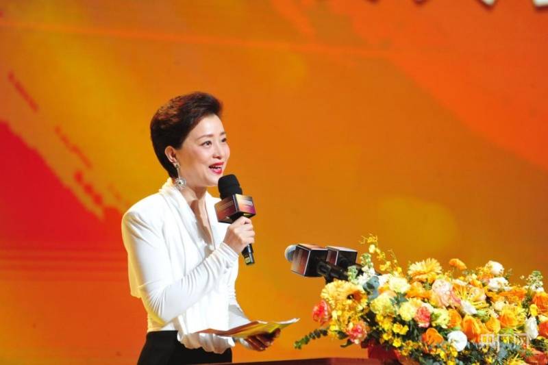 受张梅颖委托,主持人杨澜宣布中国(莆田)国际黄金珠宝博览会暨首届