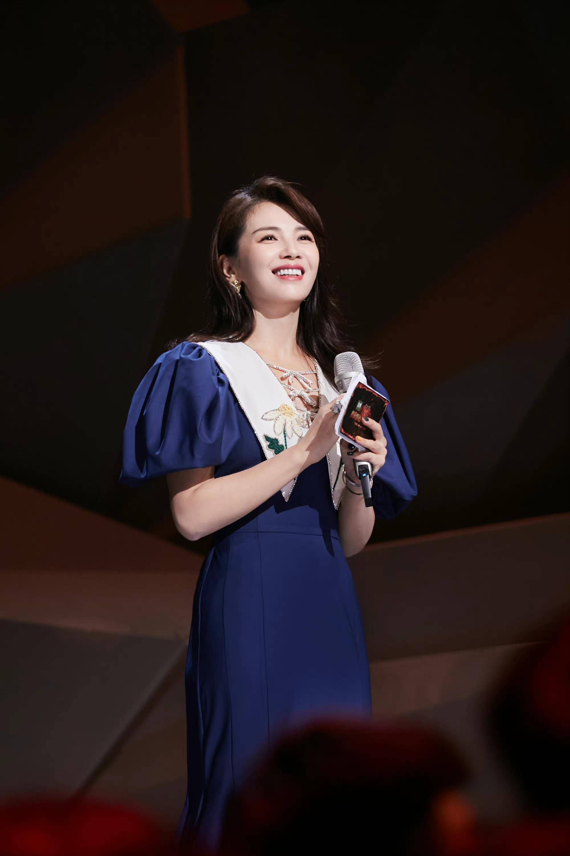 刘涛身穿深蓝色长裙妩媚多姿笑容依旧可亲