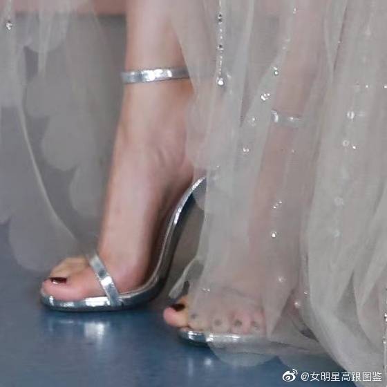 御姐杨幂美腿05银色一字带足弓玉足细高跟