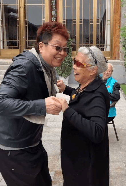 王为念一家罕同框92岁老母亲戴墨镜打扮富态笑容满面精神矍铄