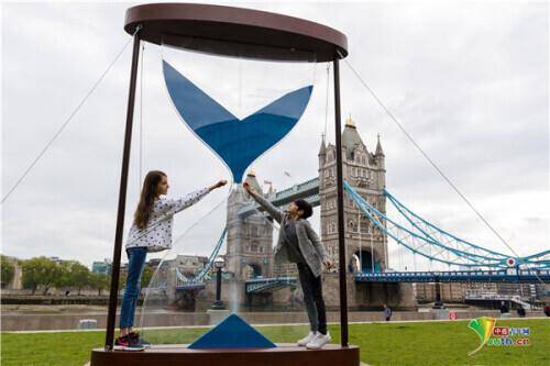 英国展出巨型蓝色沙漏呼吁关注水资源危机