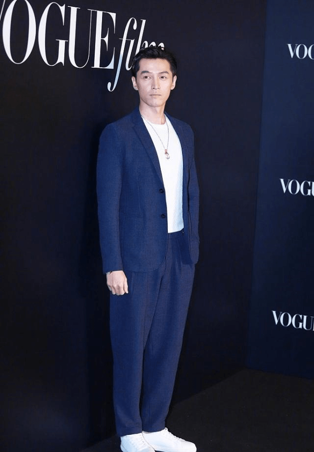 戛纳之后再聚首胡歌廖凡西装穿搭帅气有型桂纶镁连体裤很性感