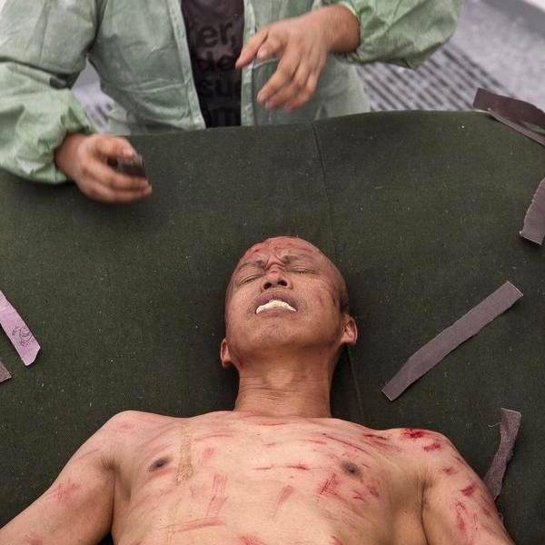 云南艺术家何云昌取出一根肋骨做成项链送给5个最爱的女人