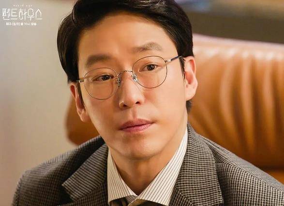 家暴,出轨,谋杀,他是《顶楼》第一渣男,却吻遍剧中三大女主_朱丹泰_沈