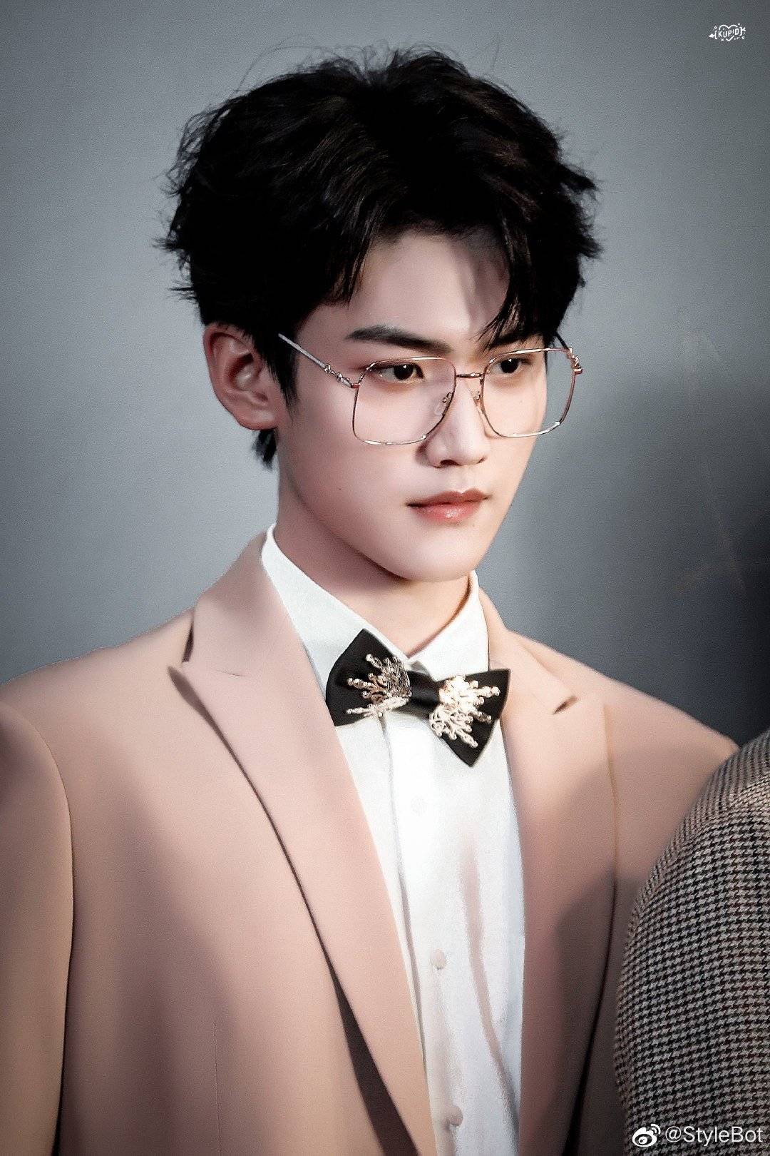 周柯宇今晚新浪造型白色衬衫配上黑色亮片领结