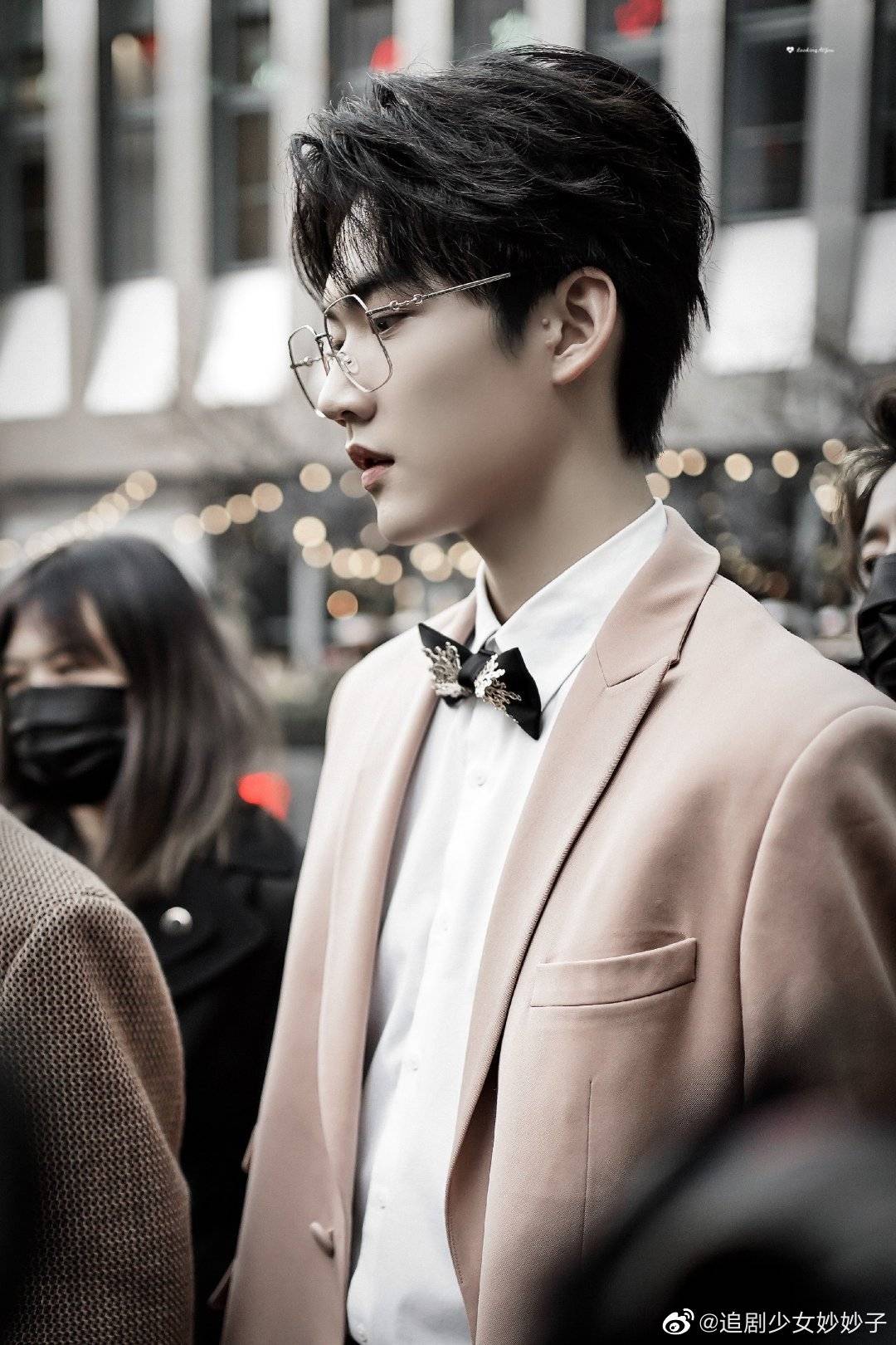 周柯宇今日份红毯上班粉色西装眼镜杀好好看呐