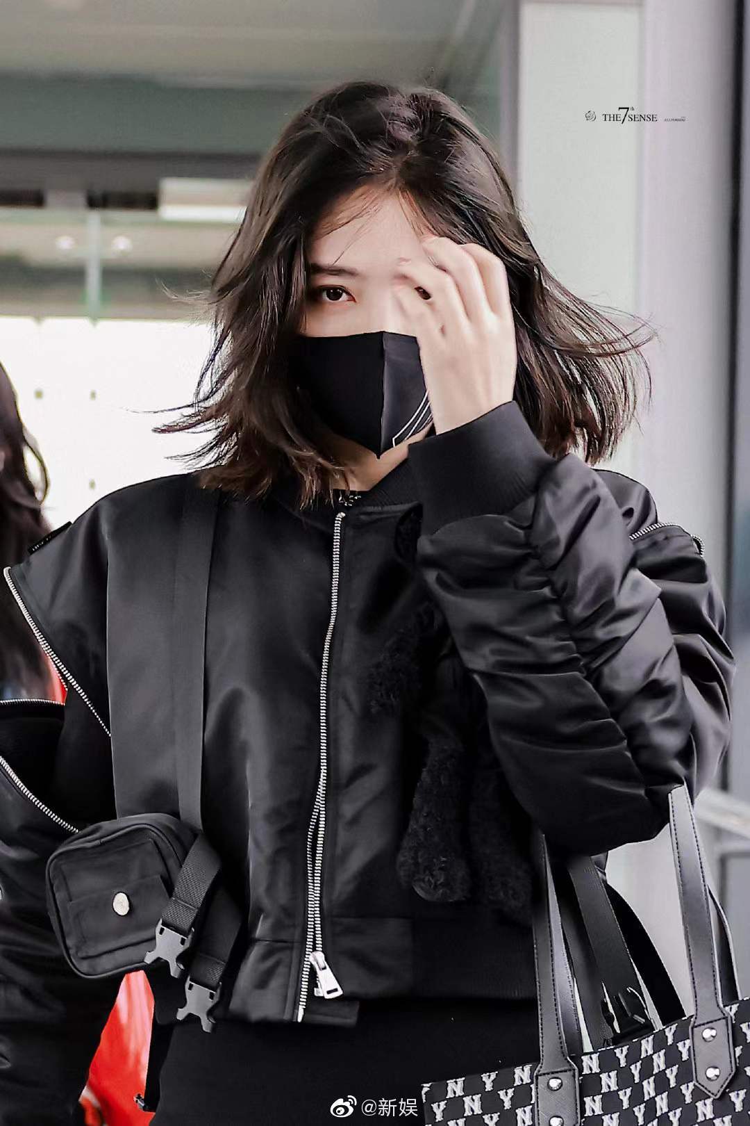 许佳琪1212机场图短款夹克包臀裙马丁靴字母黑丝