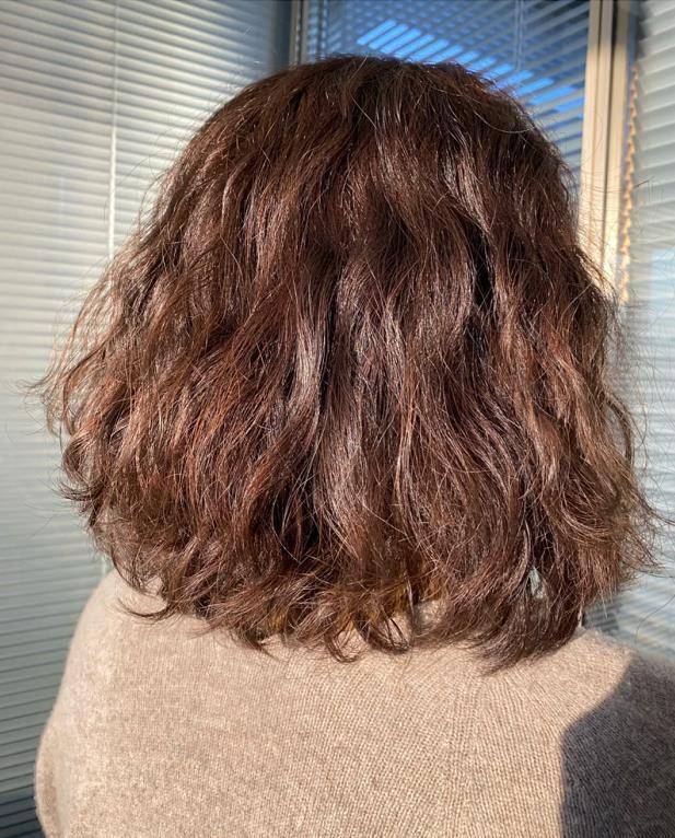 年过五十岁的女人,烫发要谨慎一些,多选这几款,不显老还气质_发型