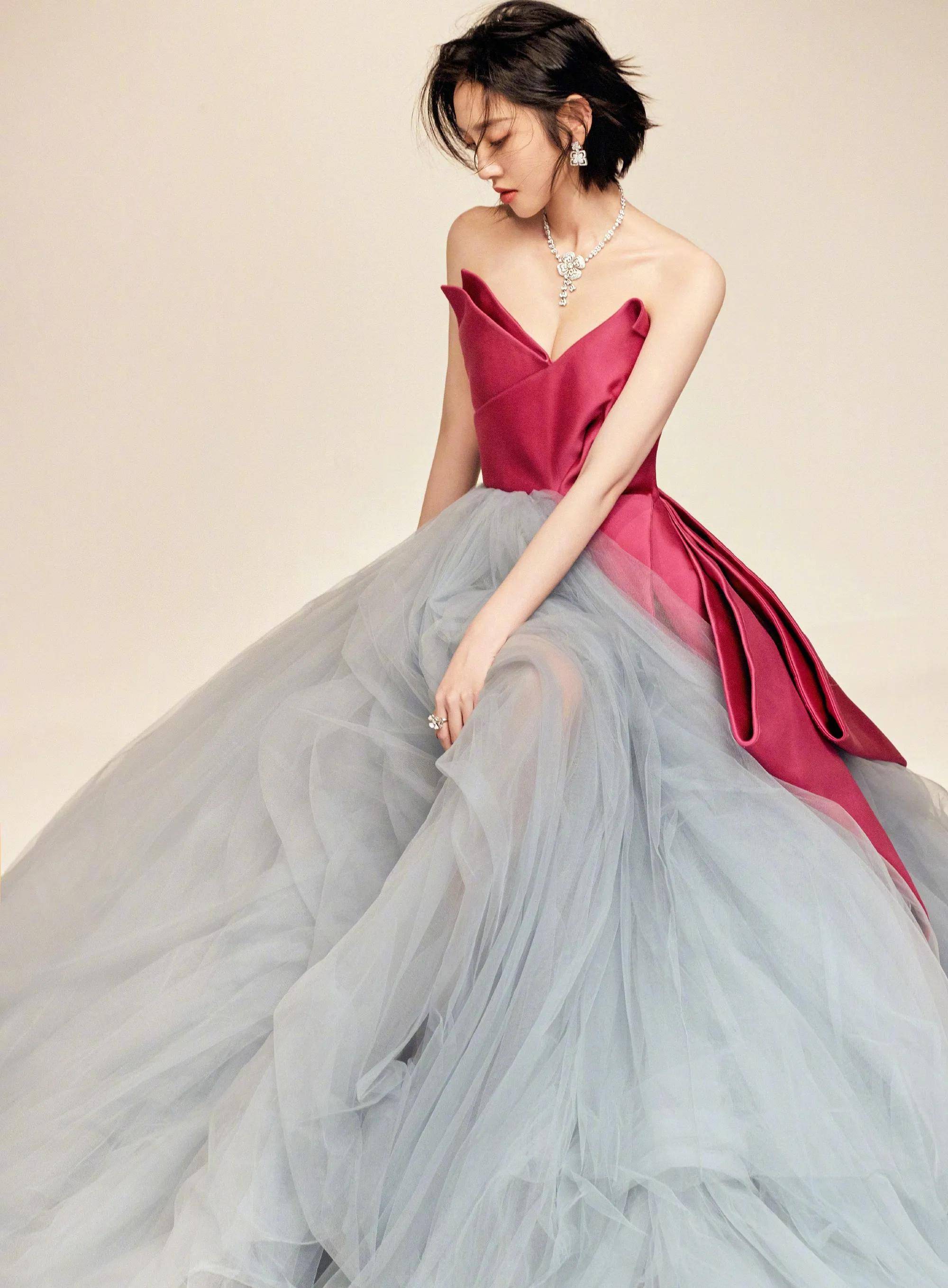 唐艺昕身着玫红缎面拼接浅灰纱裙,将魅力展现得淋漓尽致_纱裙_唐艺昕