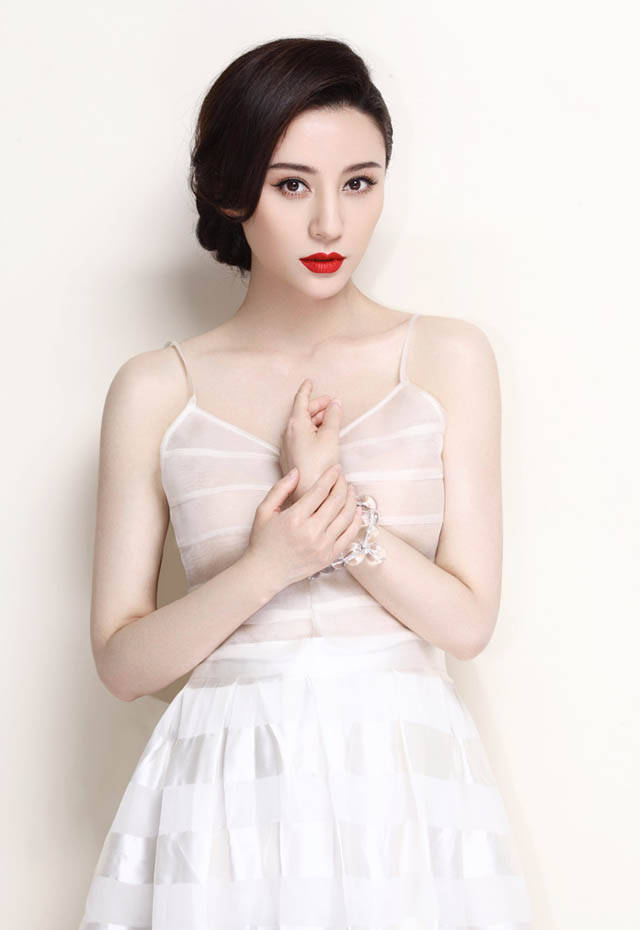 女神周庭伊吊带裙迷人高清写真