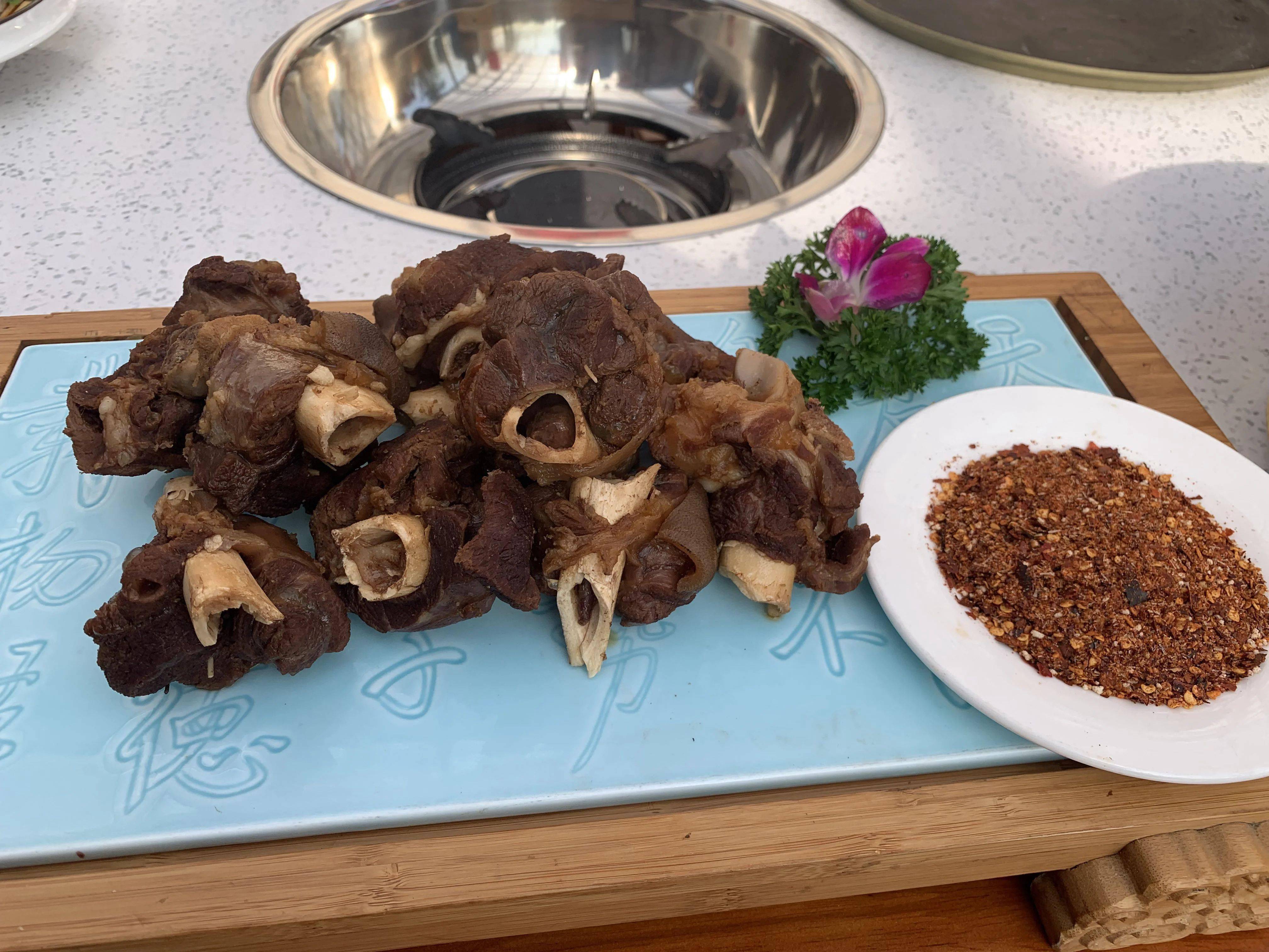 卤香筒子骨飘香羊血了解一座城市,大多数人从"吃"开始,来会东,不仅能