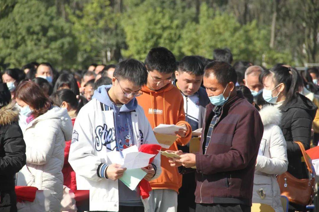 青春向党奋发有为2021年龙南中学成人礼活动