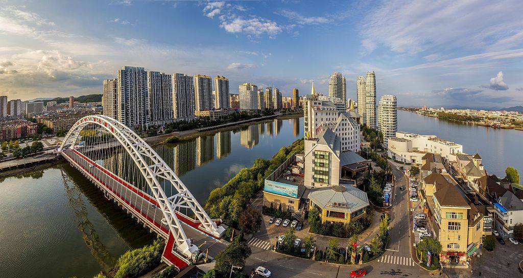 月亮岛是鸭绿江中朝界河上的一颗璀璨明珠,南北长约1300米,东西宽为