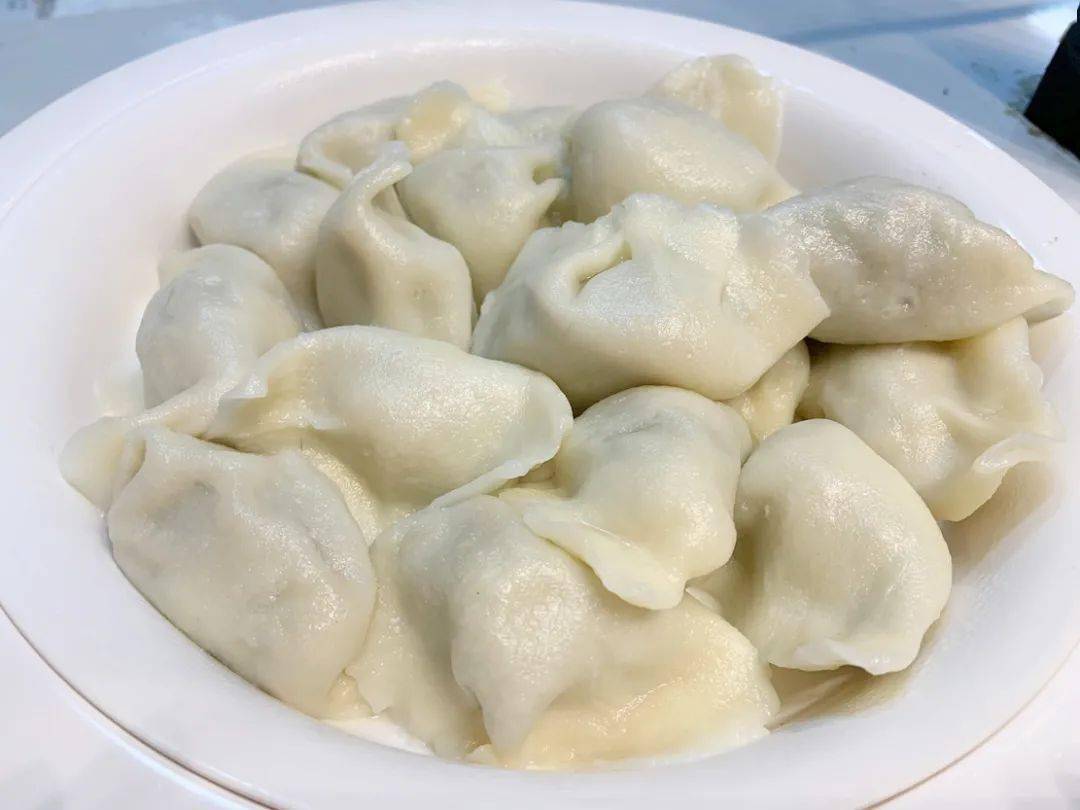 水饺也不赖除了烧烤也饺子他家各种凉菜炒菜也不少甭管您是吃烧烤还是