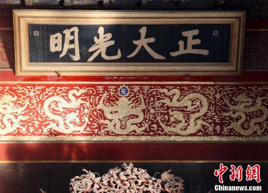 冬至故宫正大光明匾被金光照亮吸引游客参观