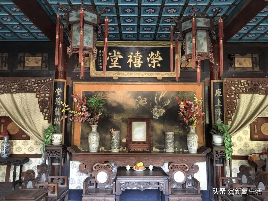 贾母院正堂——荣庆堂不同于"荣禧堂"的气派威严,"荣庆堂"更加沉稳