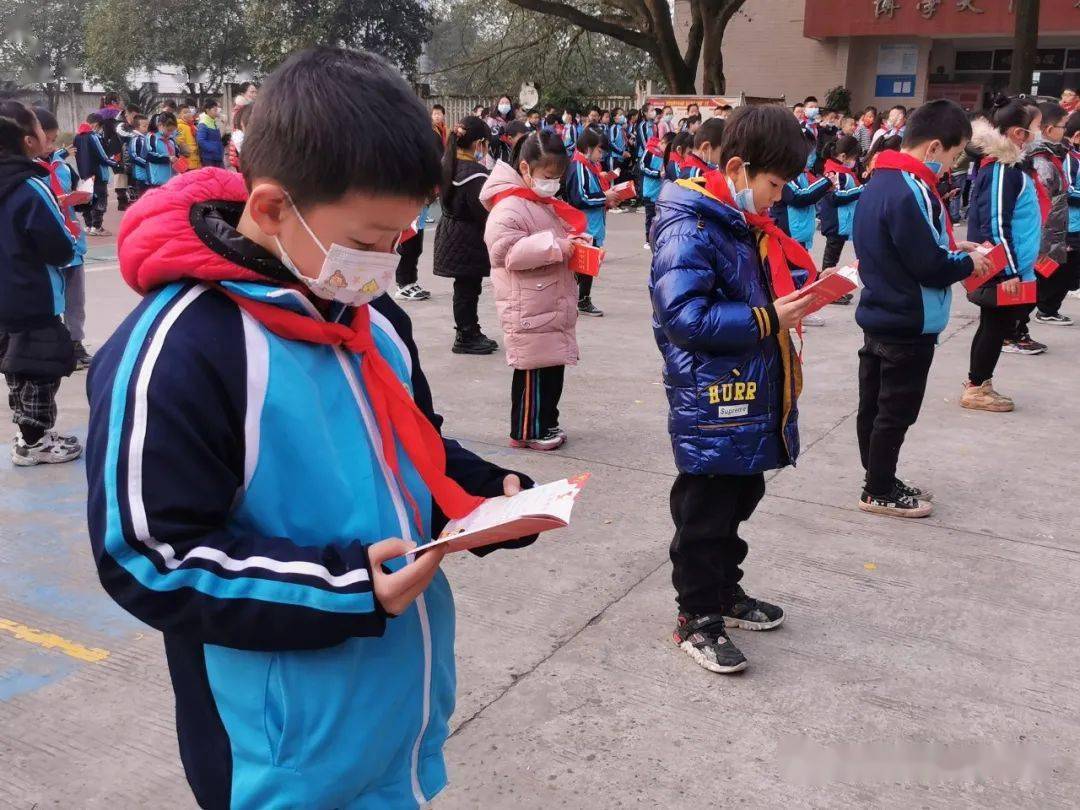 "高举队旗跟党走·争做时代好少年"