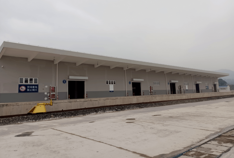 拥有货运仓库1座1700平方米,露天站台货位1100平方米,露天货区1120