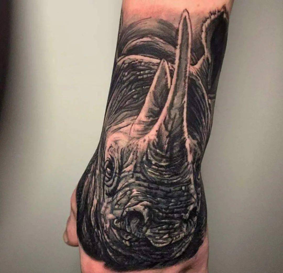 横冲直撞的犀牛纹身