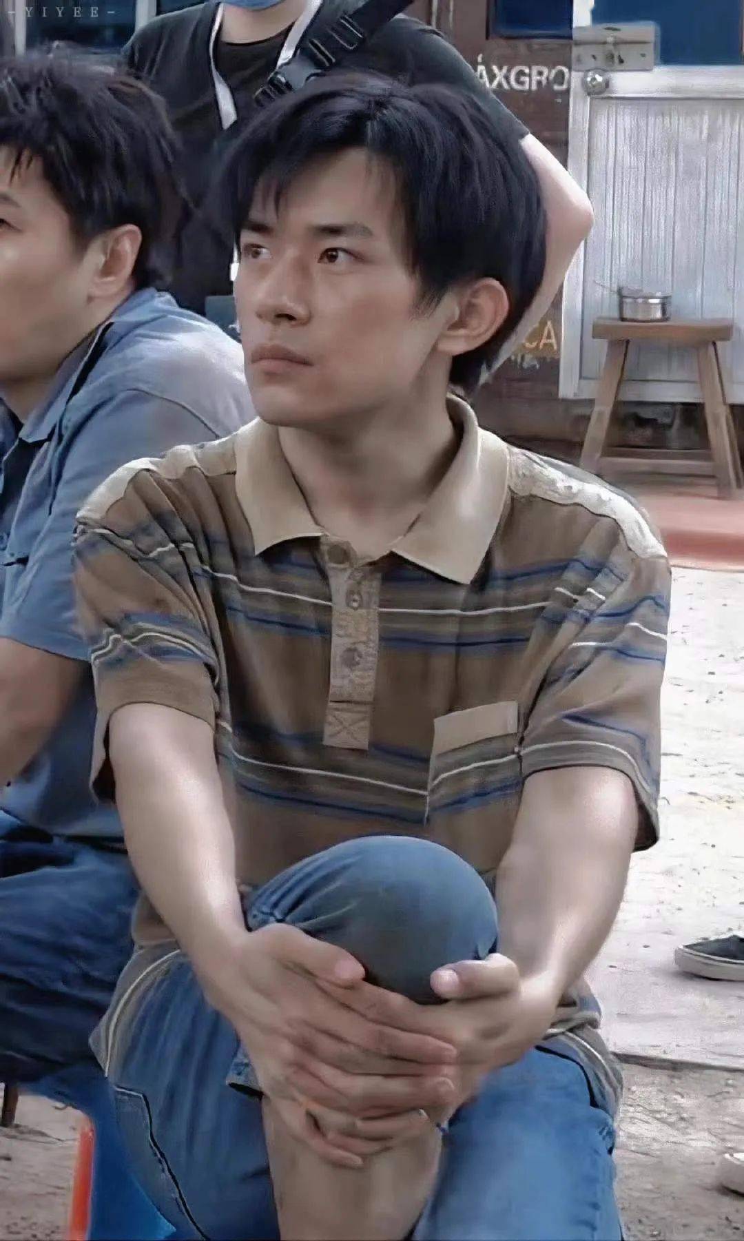 《奇迹》发布幕后花絮,易烊千玺坐姿引调侃,已经成剧组统一姿势_镜头