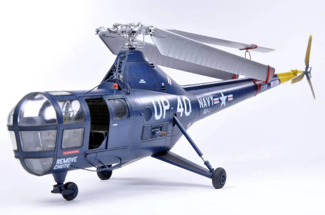 暴风雪中的小蜻蜓ho3s1直升机