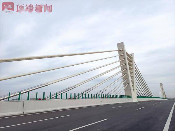 上跨南水北调干渠和京广铁路等重点工程,还穿越了新郑市龙湖镇祥云路